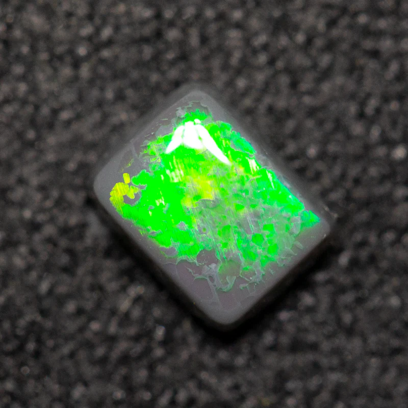 0.28 ct black opal 4.7x3.6x2mm - Image 2