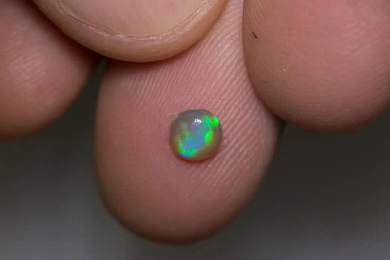 0.35 ct dark crystal opal 5x5x2mm - Image 2