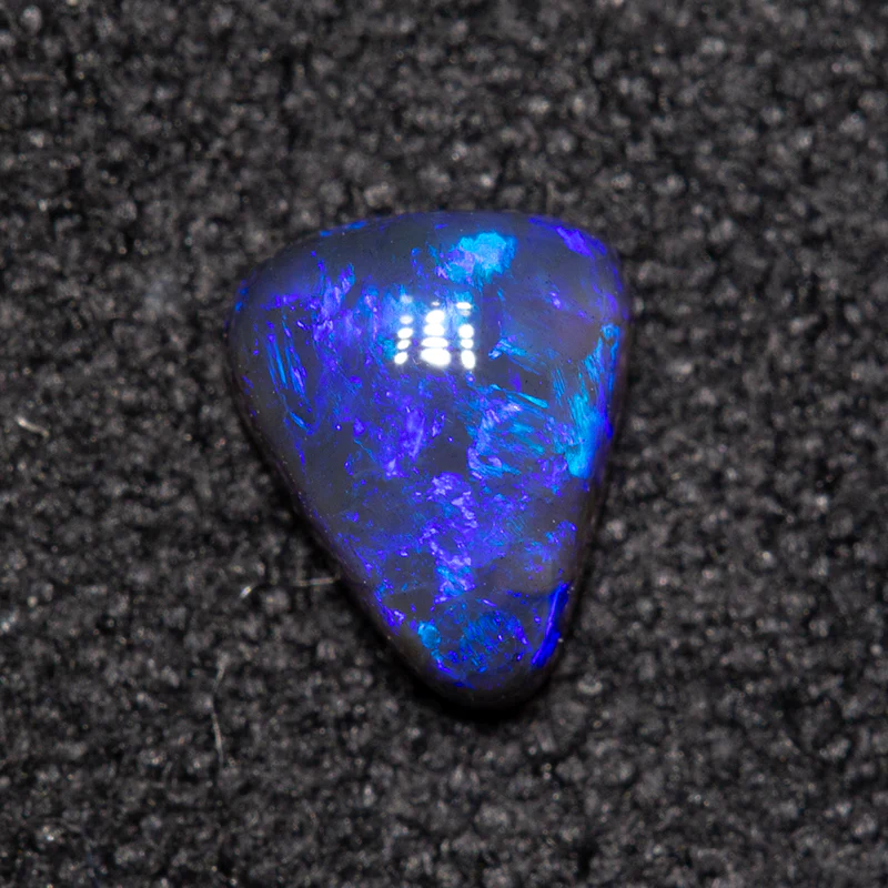 0.39 ct black opal 5.7x4.6x2.4mm - Image 2