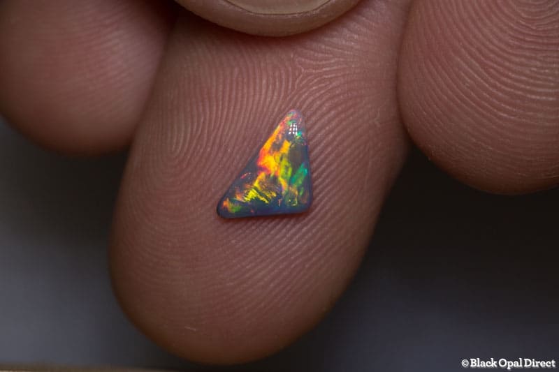 0.45 ct semi black opal triangle 9x5x1.5mm - Image 2