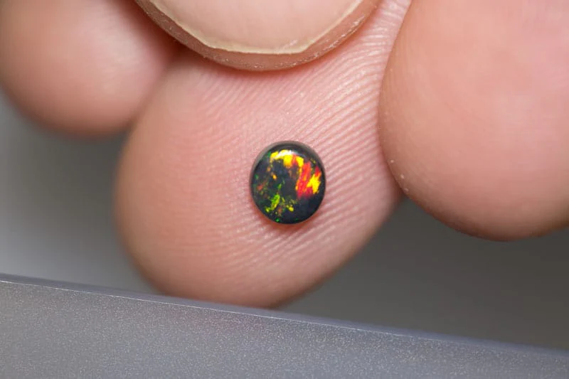 0.47 ct black opal 5.5x5x2mm - Image 2