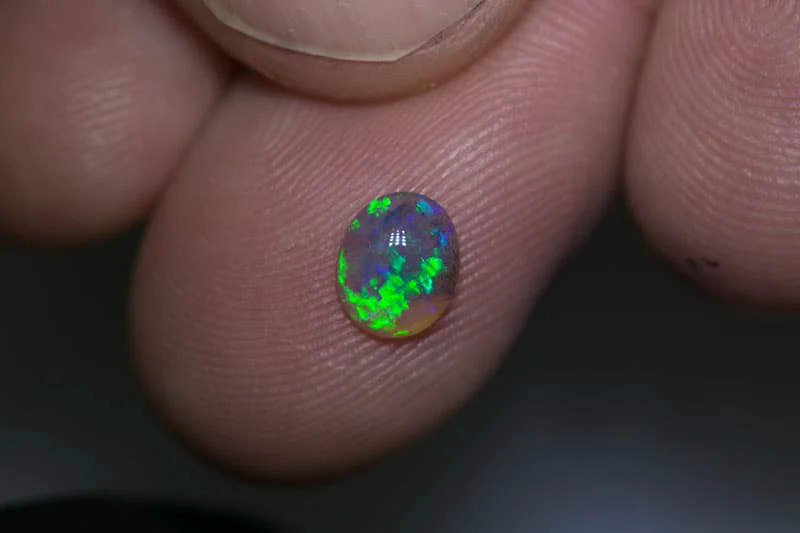 0.50 ct dark crystal opal 6.5x5x2mm - Image 4