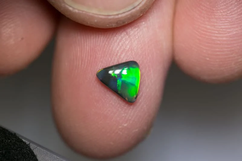 0.55 ct black opal baroque 7x6x2mm - Image 2