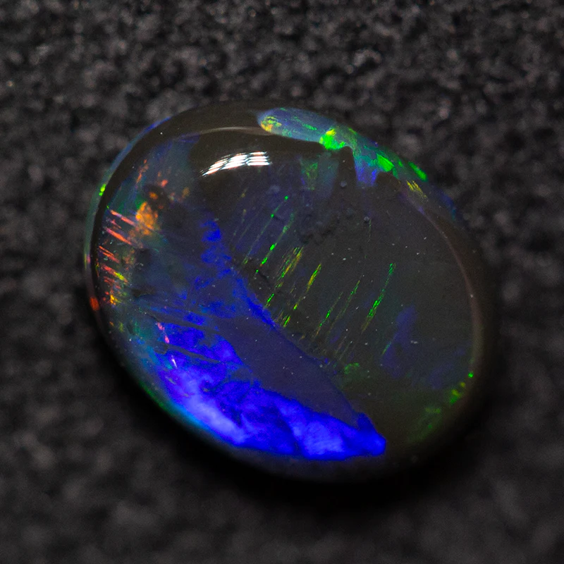 0.55 ct double-sided black opal 6.6x5.2x2.3mm - Image 2