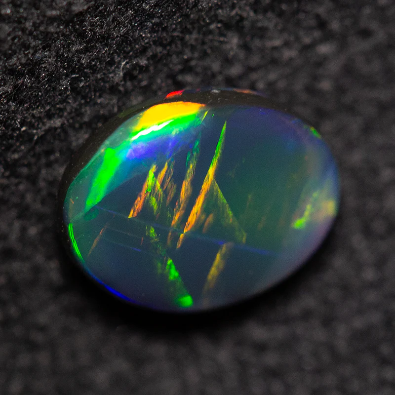 0.55 ct double-sided black opal 6.6x5.2x2.3mm - Image 3