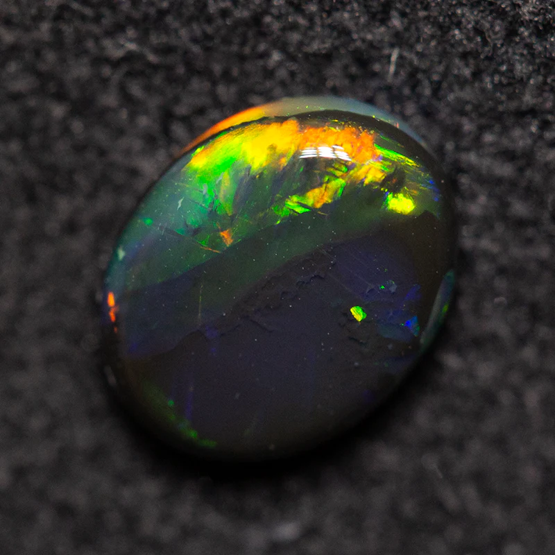 0.55 ct double-sided black opal 6.6x5.2x2.3mm - Image 6