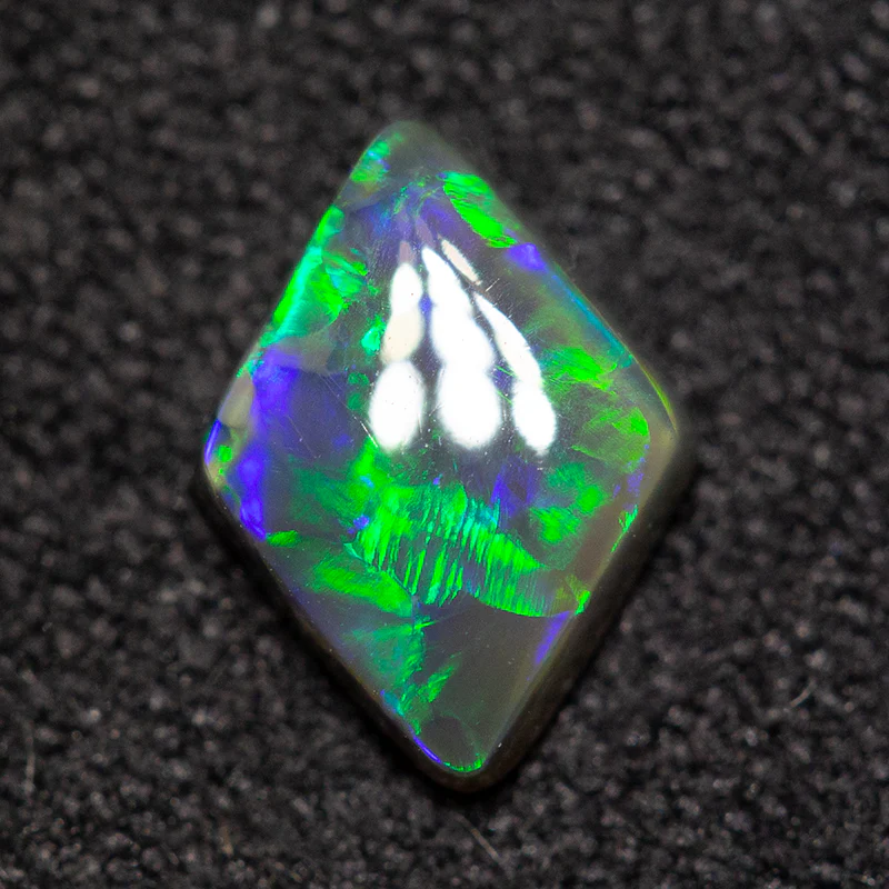0.58 ct black opal 7.9x5.9x2.4mm - Image 3