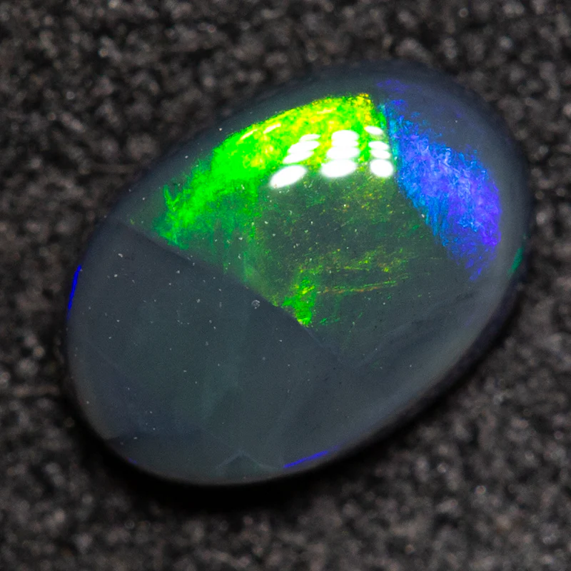 0.60 ct black opal 6.8x4.8x2.6mm - Image 2