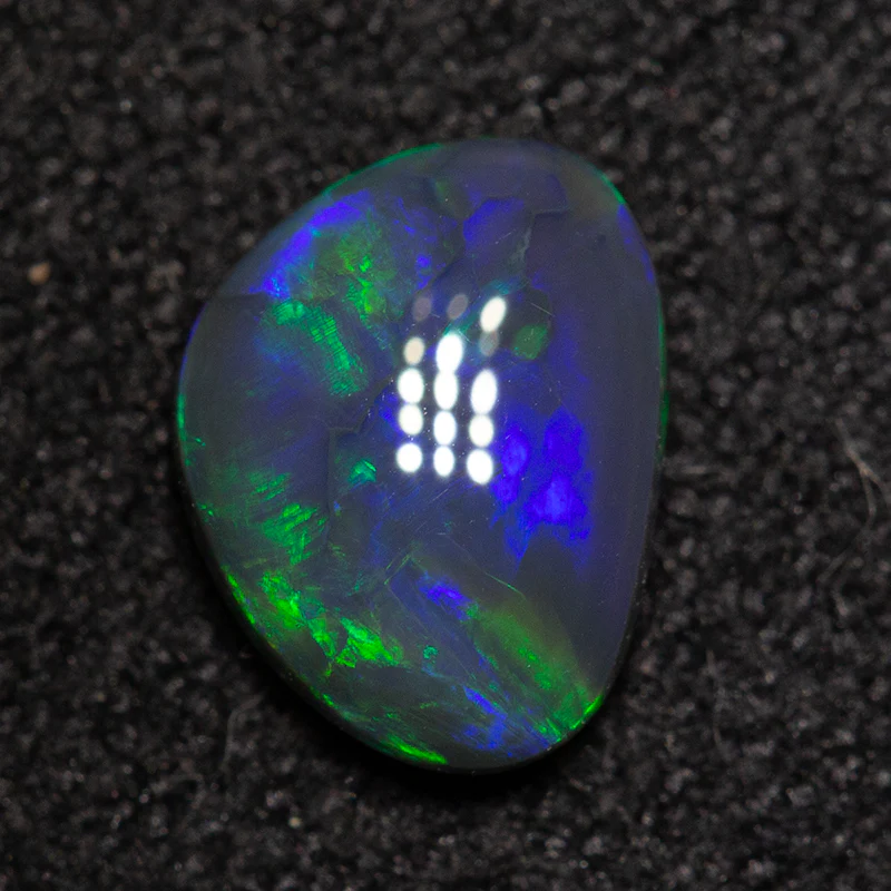 0.60 ct black opal 7.3x5.6x2.3mm - Image 2