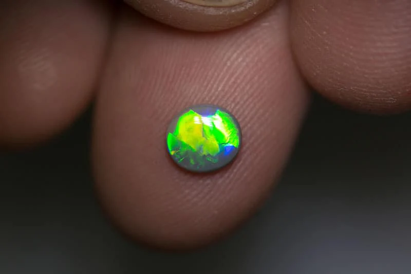 0.60 ct dark opal 7x6x2mm - Image 2