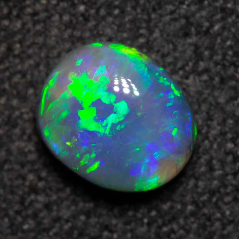 0.61 ct black opal 5.7x4.9x3.2mm - Image 2