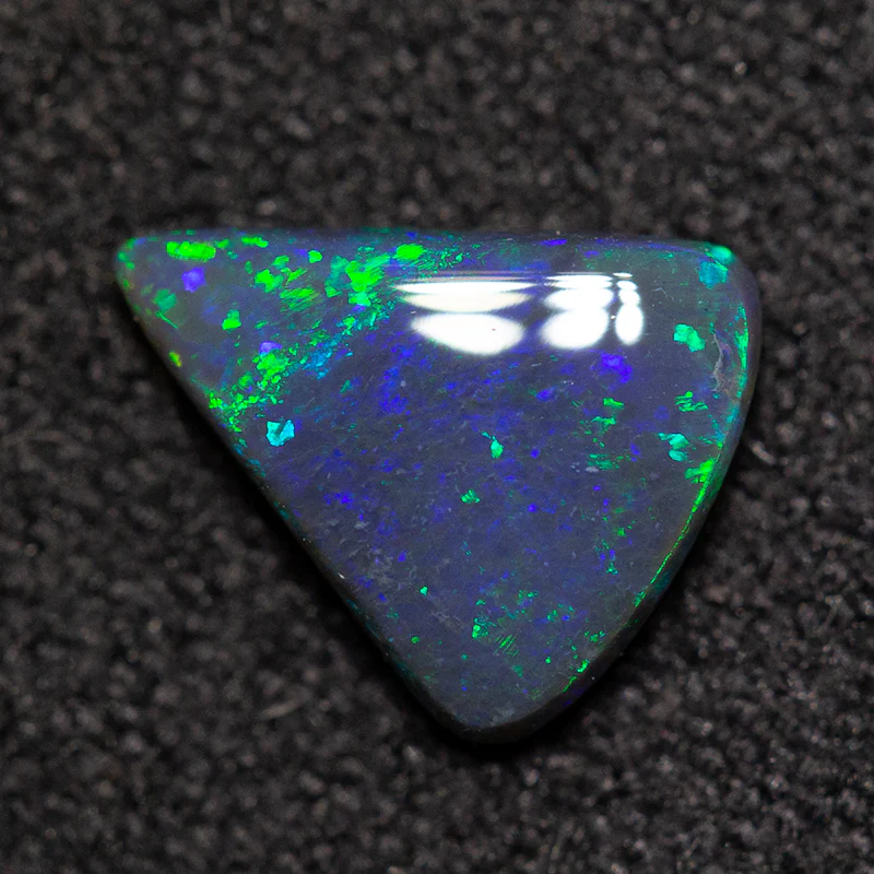 0.61 ct black opal 8x6.8x2.2mm - Image 2