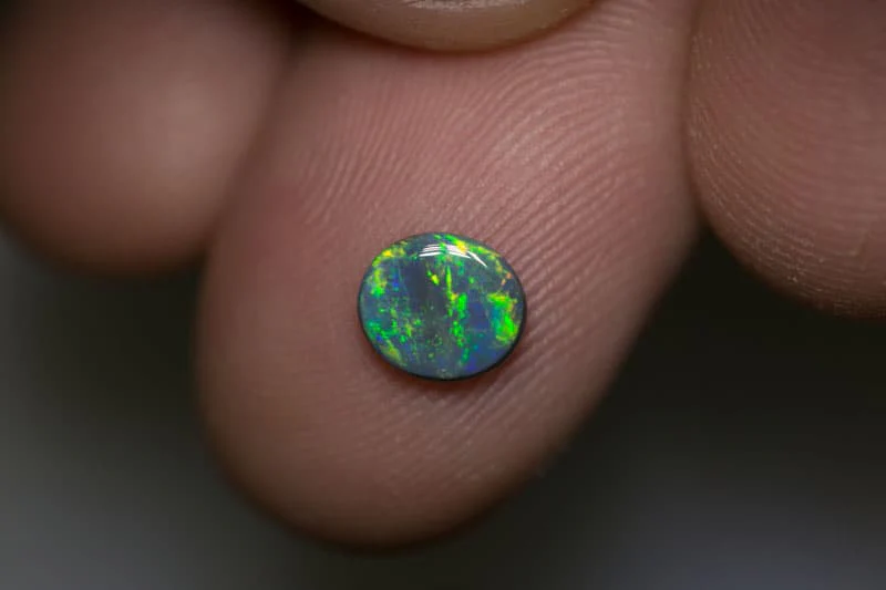 0.63 ct dark opal 7x6x2mm - Image 2