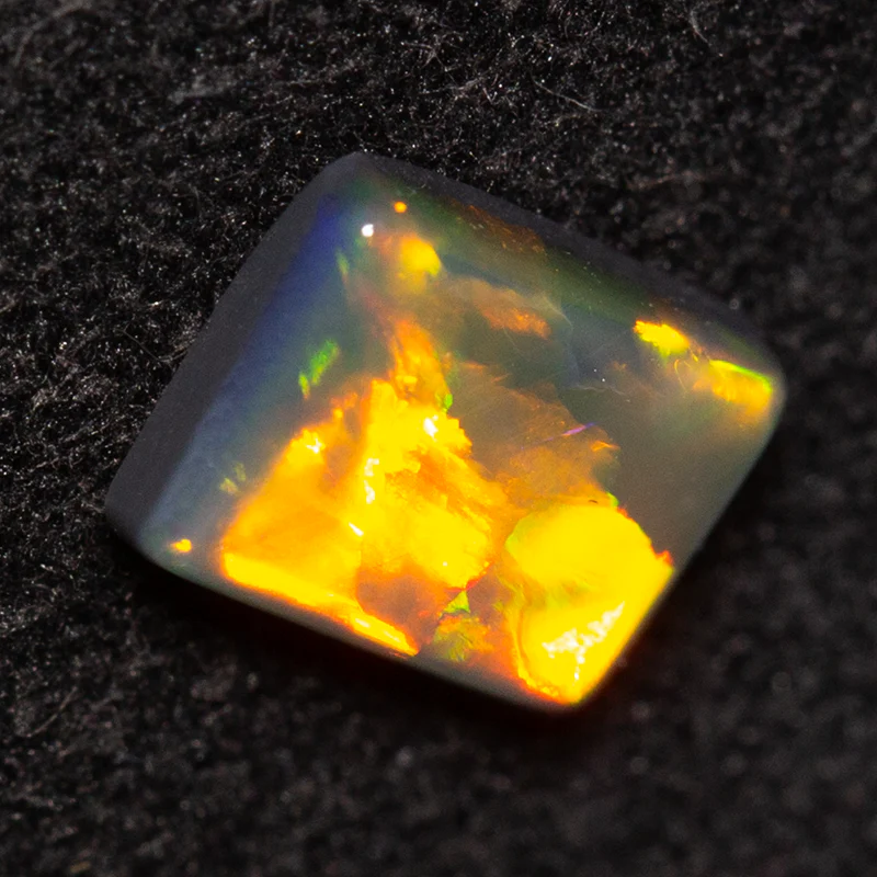 0.65 ct black opal 6.9x5.2x2mm - Image 2