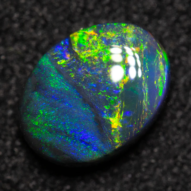 0.66 ct black opal 6.8x5.2x2.7mm - Image 2