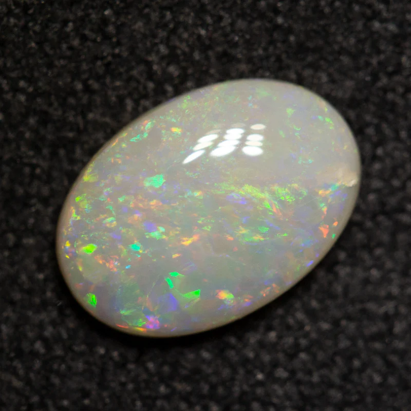 0.66 ct white opal 8x5.6x2.2mm - Image 2