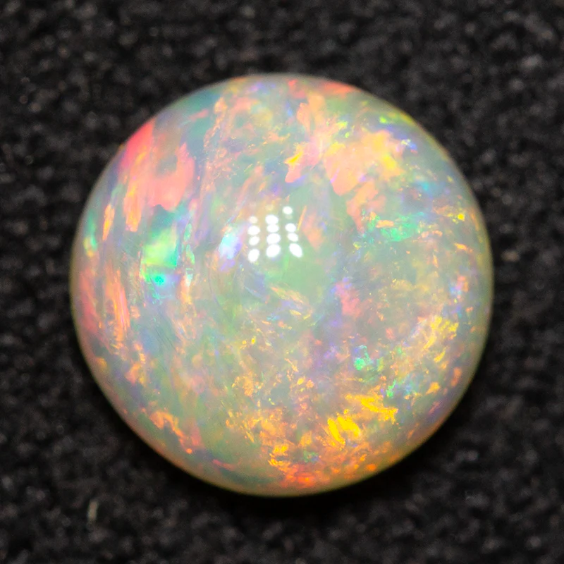 0.67 ct white opal 6.1x6.1x3mm - Image 2