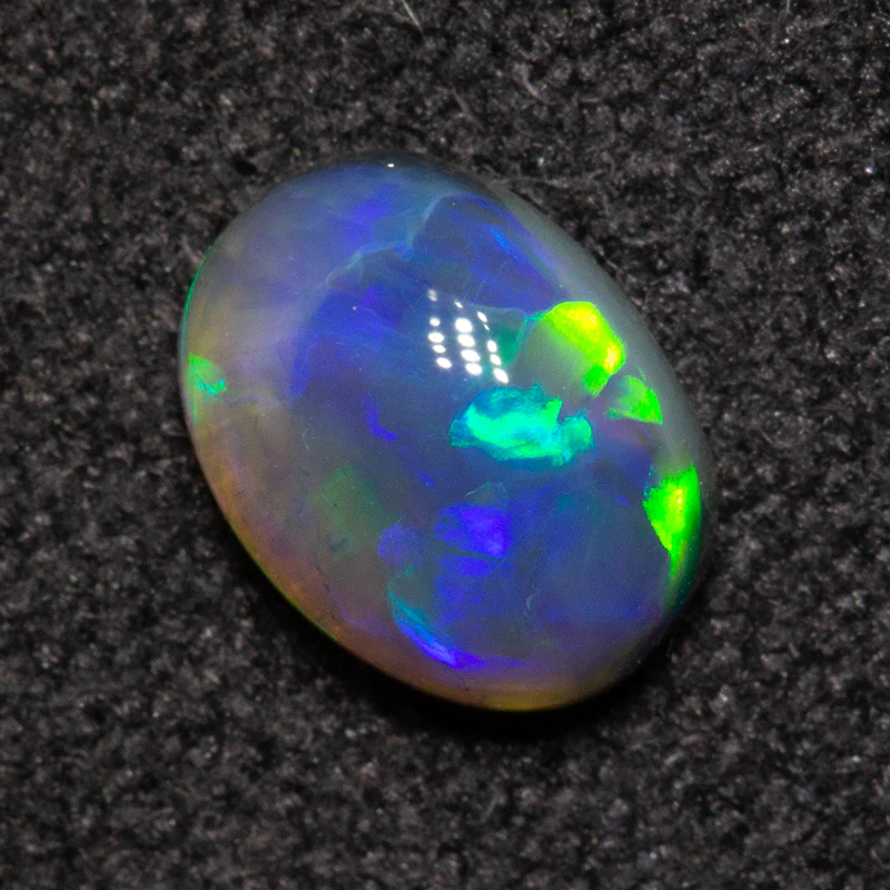 0.68 ct black opal 6.8x5.1x3mm - Image 2