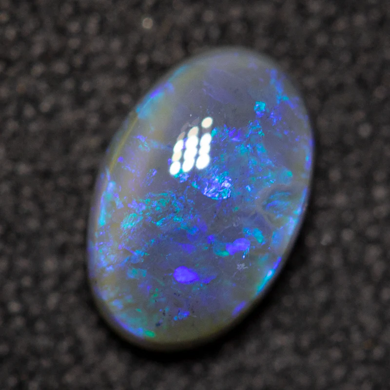 0.68 ct black opal 7.1x4.7x3mm - Image 2