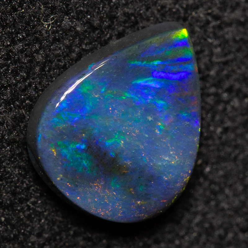 0.68 ct black opal 7.6x6.3x2.2mm - Image 2