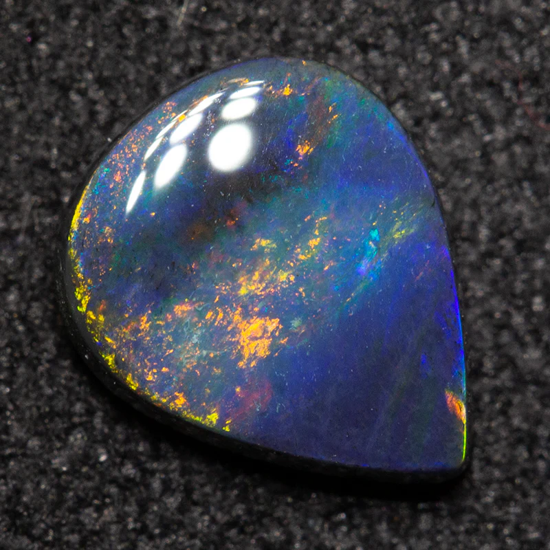 0.68 ct black opal 7.6x6.3x2.2mm - Image 3