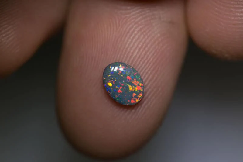 0.68 ct dark opal 7x5.5x2mm - Image 2