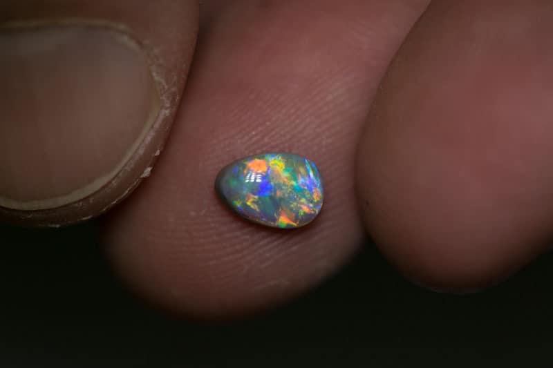 0.68 ct drop shaped dark opal 7x5x2.5mm - Image 3