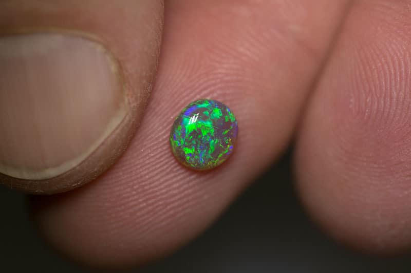 0.68 ct semi black opal 6.5x6x2mm - Image 5