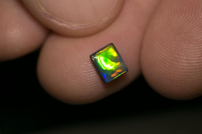 0.70 ct black opal 6.5x5x2mm - Image 2