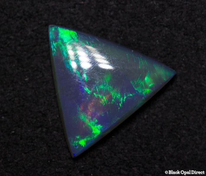 0.71 ct semi black opal triangle 8x8x2mm - Image 2