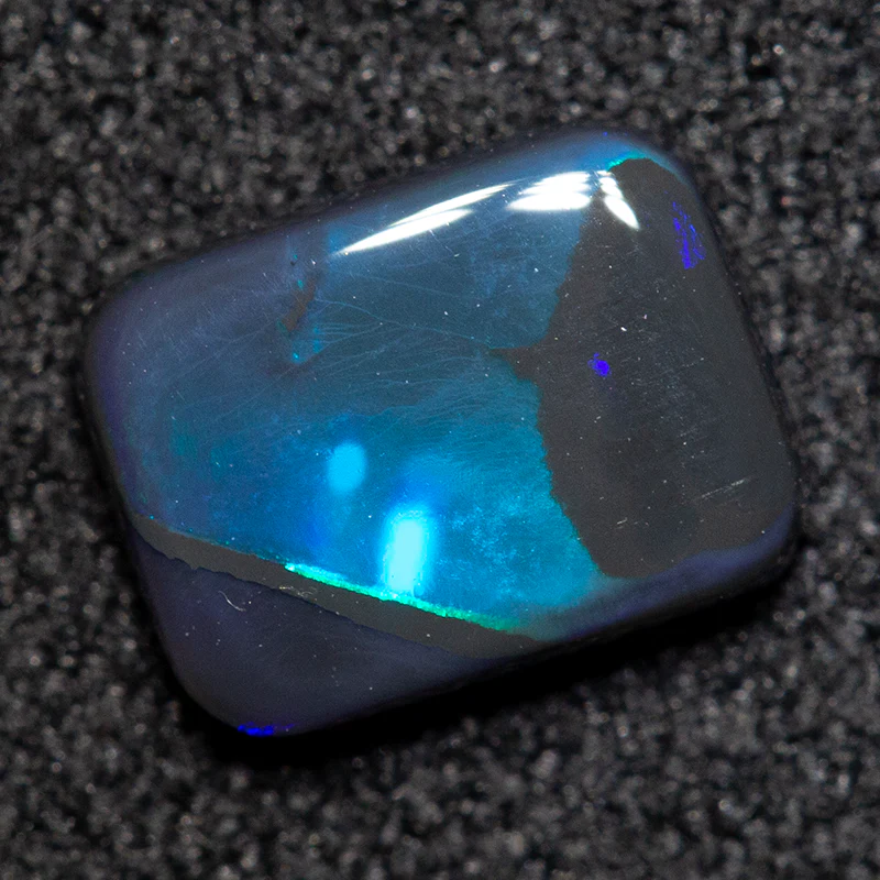 0.72 ct black opal 7.4x5.7x2mm - Image 2