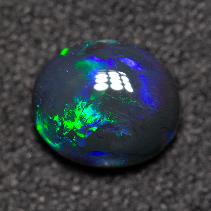 0.74 ct black opal 7x6x3mm - Image 2