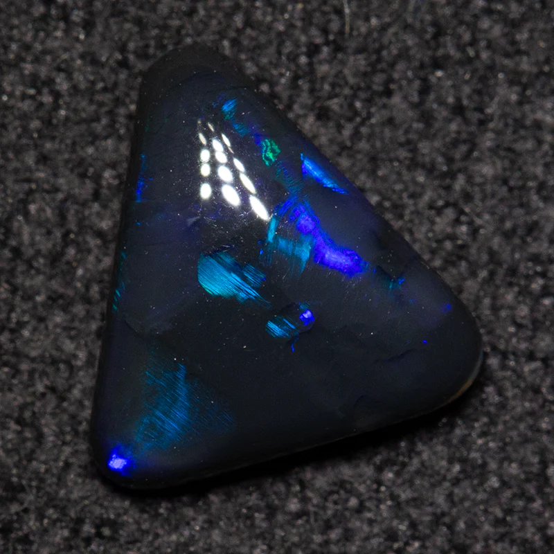 0.75 ct black opal 7.6x7.3x2.6mm - Image 2