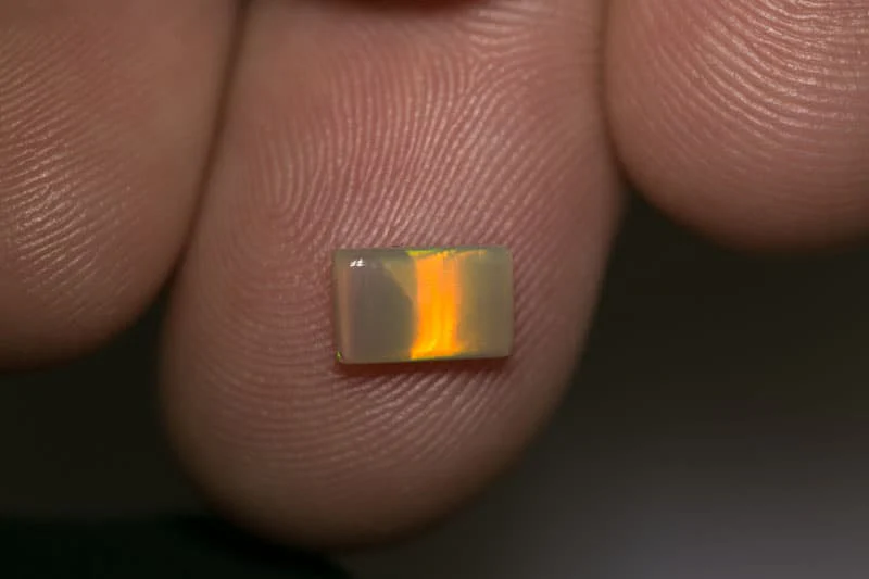 0.79 ct dark opal pillow cut with cats eye pattern 8x5x2mm - Image 2