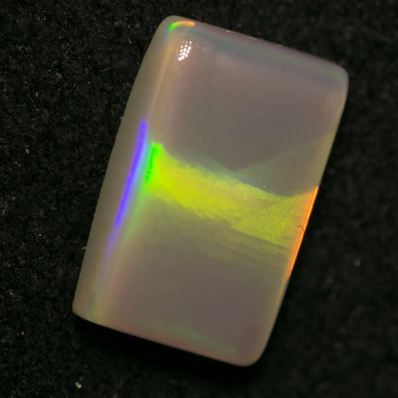 0.79 ct dark opal pillow cut with cats eye pattern 8x5x2mm - Image 3