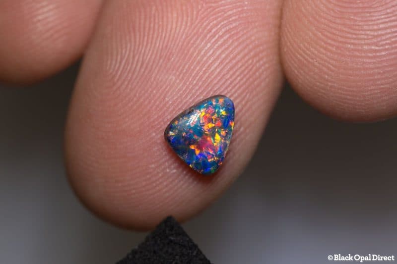 0.80 ct black opal triangle gem 7x6x2.8mm - Image 2