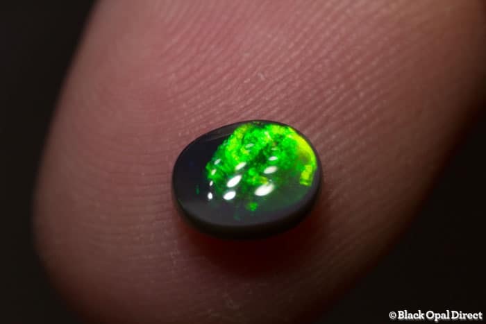 0.81 ct black opal 7x5x3mm - Image 2