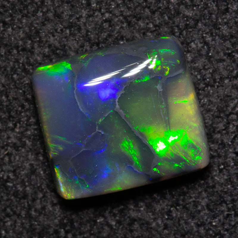 0.82 ct black opal 6.3x5.7x2.7mm - Image 2