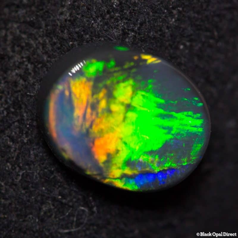 0.82 ct black opal 7x5.5x2mm - Image 2