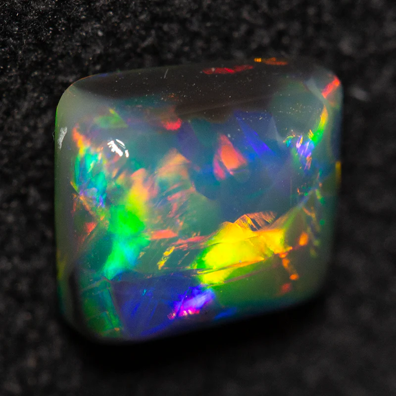 0.82 ct double-sided black opal 6.1x5.4x3.4mm - Image 2