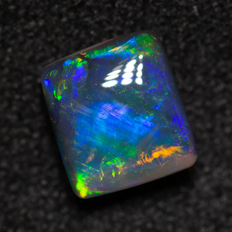 0.82 ct double-sided black opal 6.1x5.4x3.4mm - Image 3