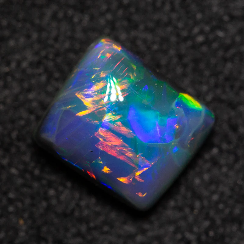 0.82 ct double-sided black opal 6.1x5.4x3.4mm - Image 4