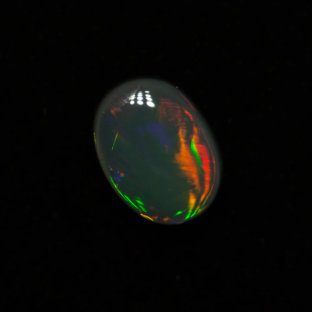 0.84 ct black opal 7.3x5.5x3.2mm - Image 4