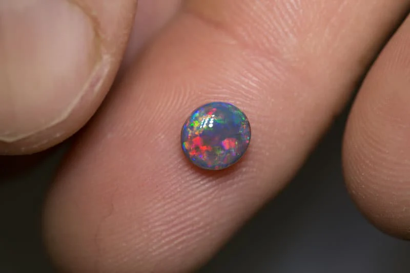 0.84 ct black opal gem 6.3x6x3mm - Image 2