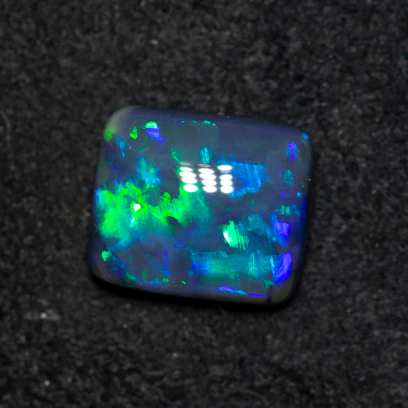 0.85 ct black opal 6.7x5.8x2.9mm - Image 2
