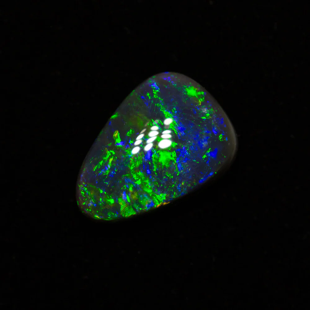 0.85 ct black opal 8.7x6.1x2.8mm - Image 2