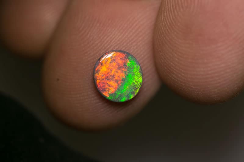 0.86 ct dark opal 8x7.5x2mm - Image 2