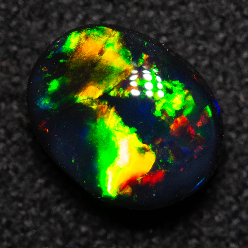 0.88 ct black opal 6.8x5.4x3.6mm - Image 2