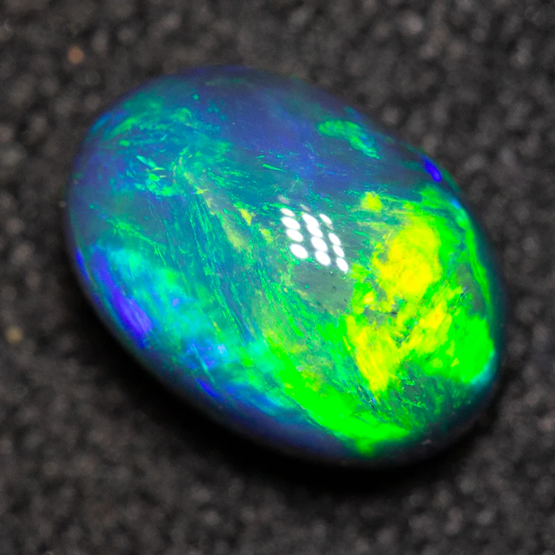 0.88 ct black opal 7x5x4mm - Image 2