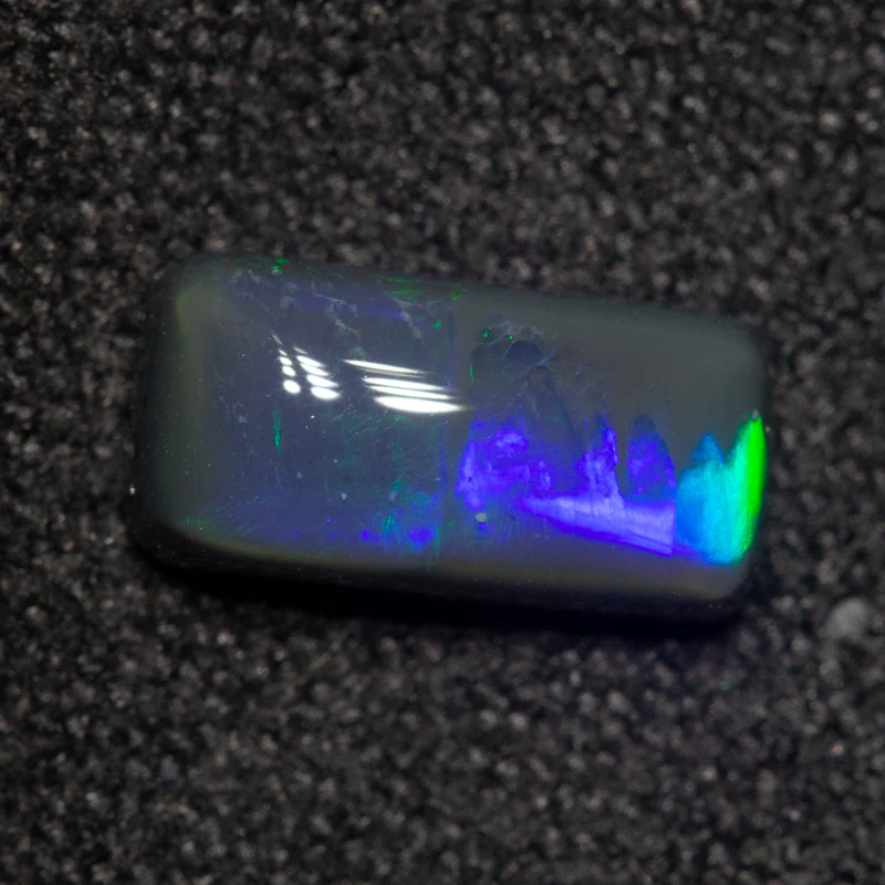 0.88 ct black opal 8.5x4.2x3mm - Image 2